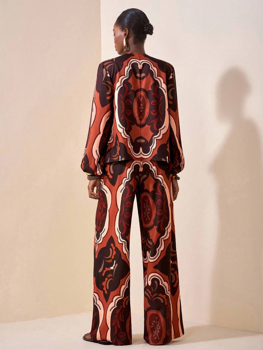 Completo paisley evidenzia la fluidità del tessuto e l'eleganza del set coordinato