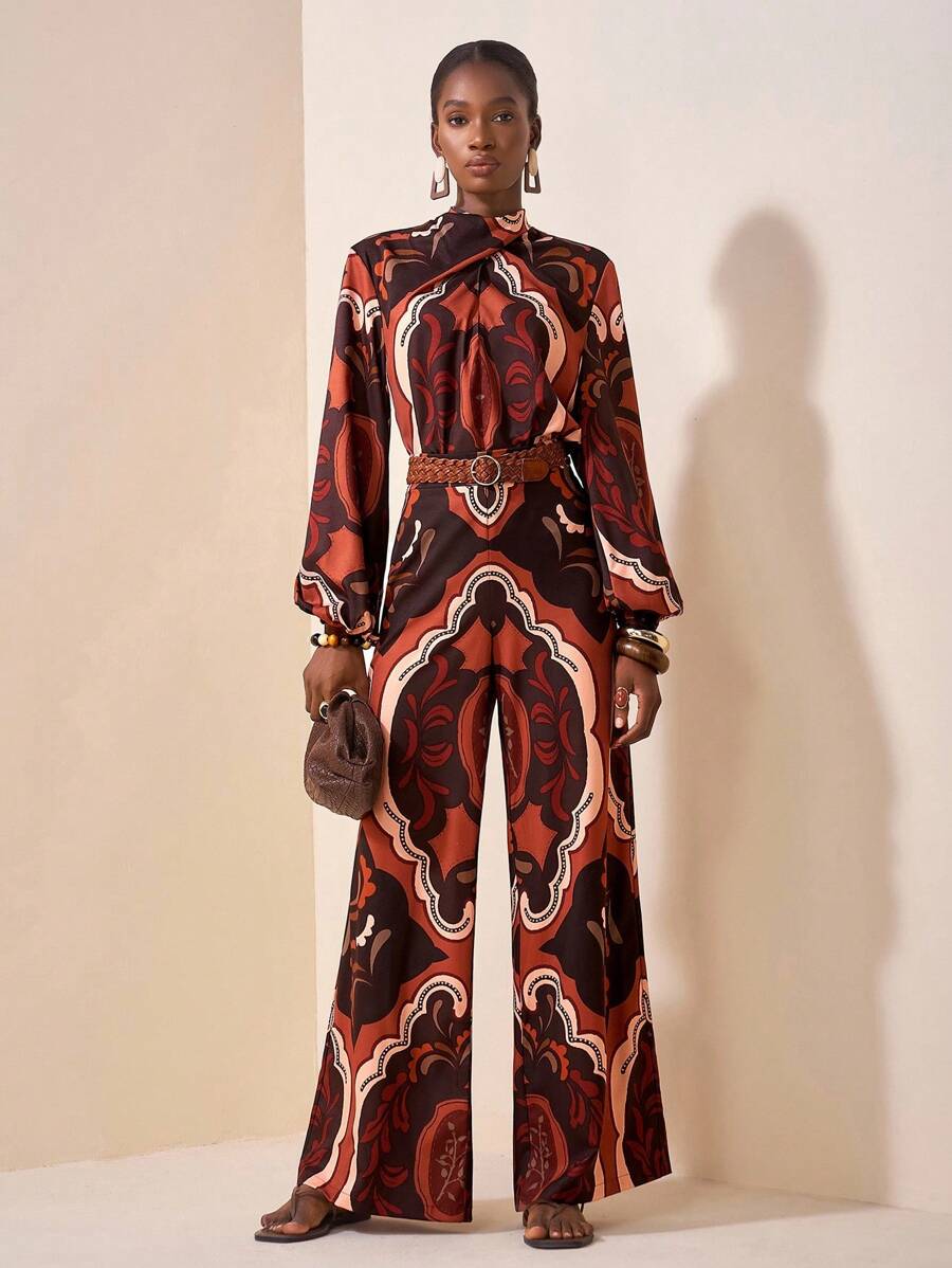 Vista frontale del completo paisley che mostra la silhouette fluida dei pantaloni palazzo e la vestibilità della blusa elegante
