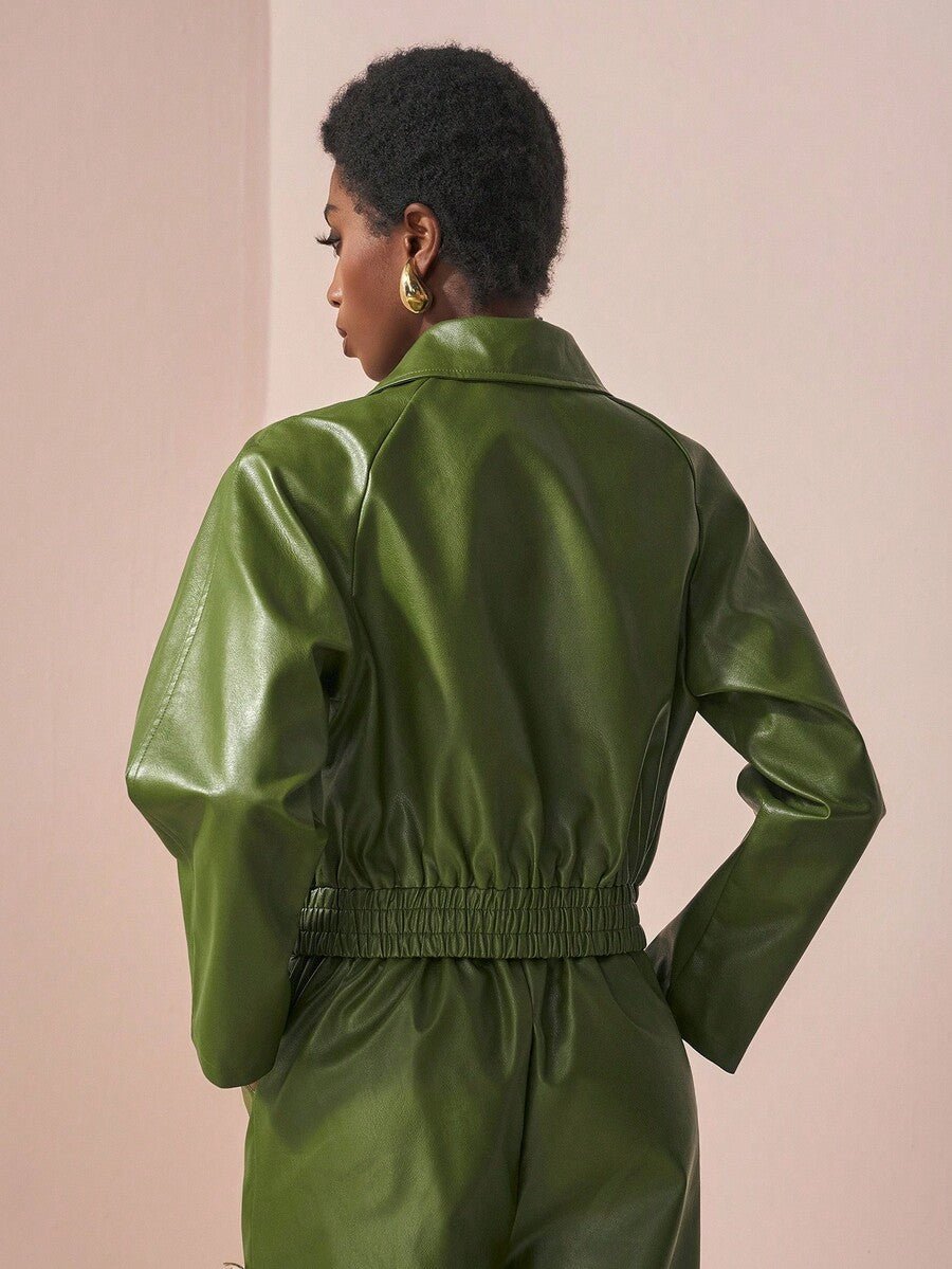 Vista posteriore completo in pelle con elastico in vita, silhouette moderna e sofisticata.