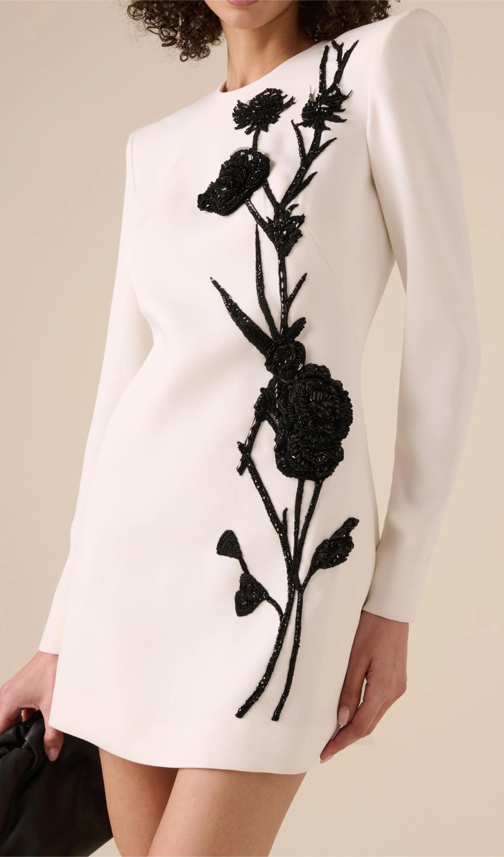 Vestito Bianco Dettagli Floreali Neri - Contrasto Sublime: Eleganza Grafica