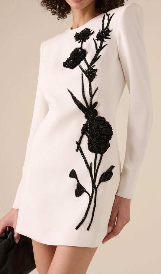Vestito Bianco Dettagli Floreali Neri - Contrasto Sublime: Eleganza Grafica