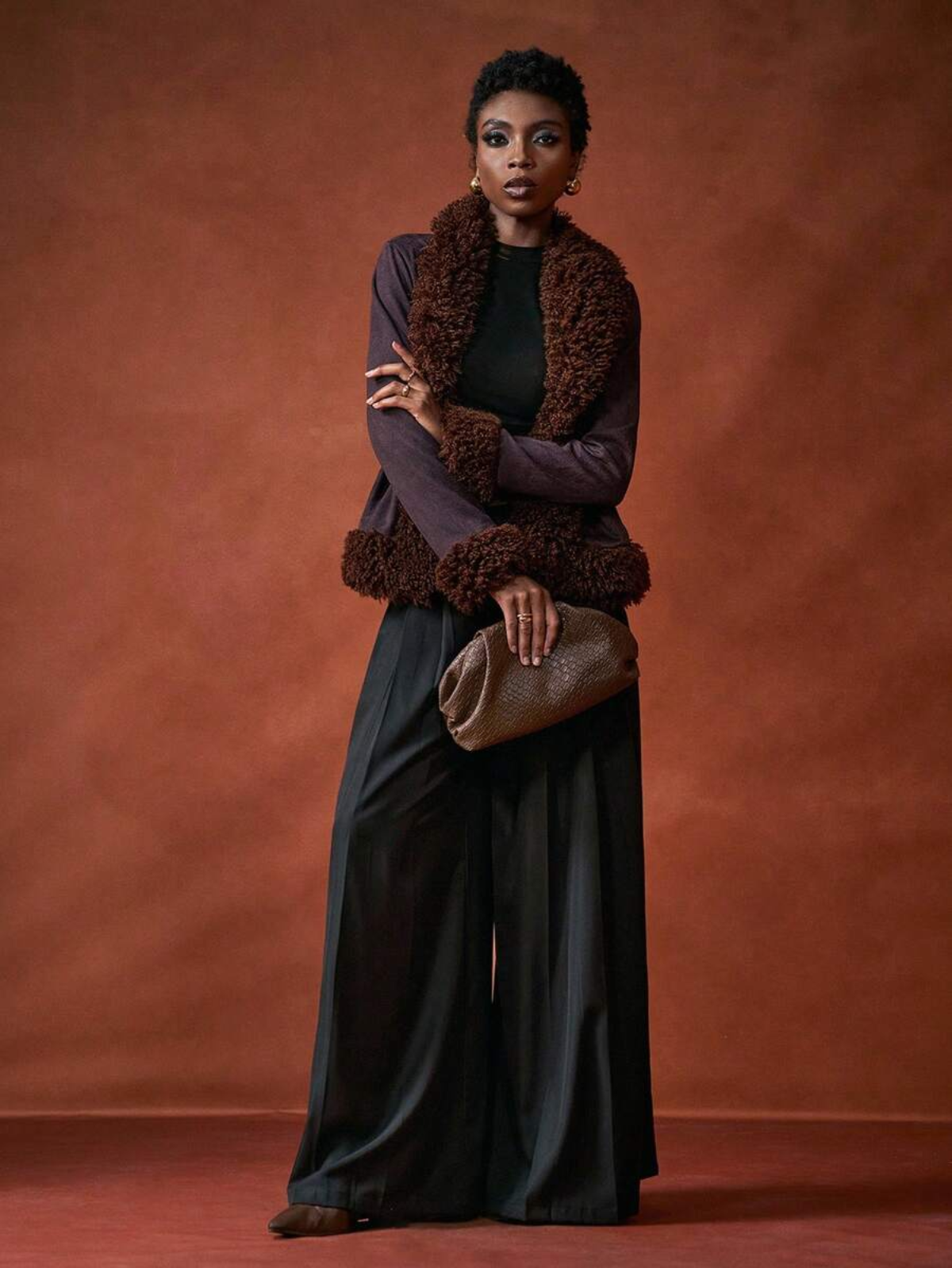 Look completo con giacca testurizzata e pantaloni palazzo, styling elegante per occasioni speciali.