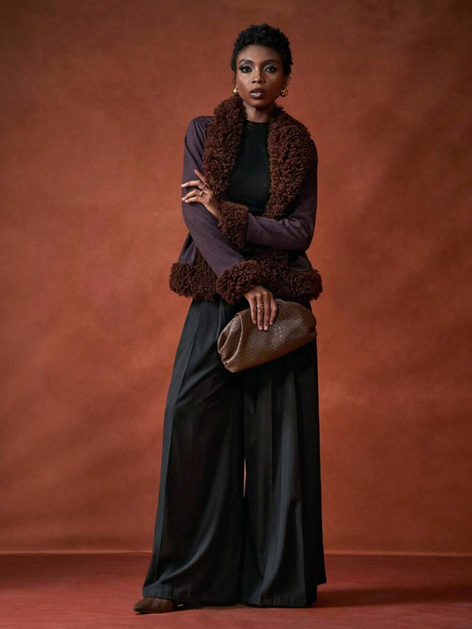 Look completo con giacca testurizzata e pantaloni palazzo, styling elegante per occasioni speciali.