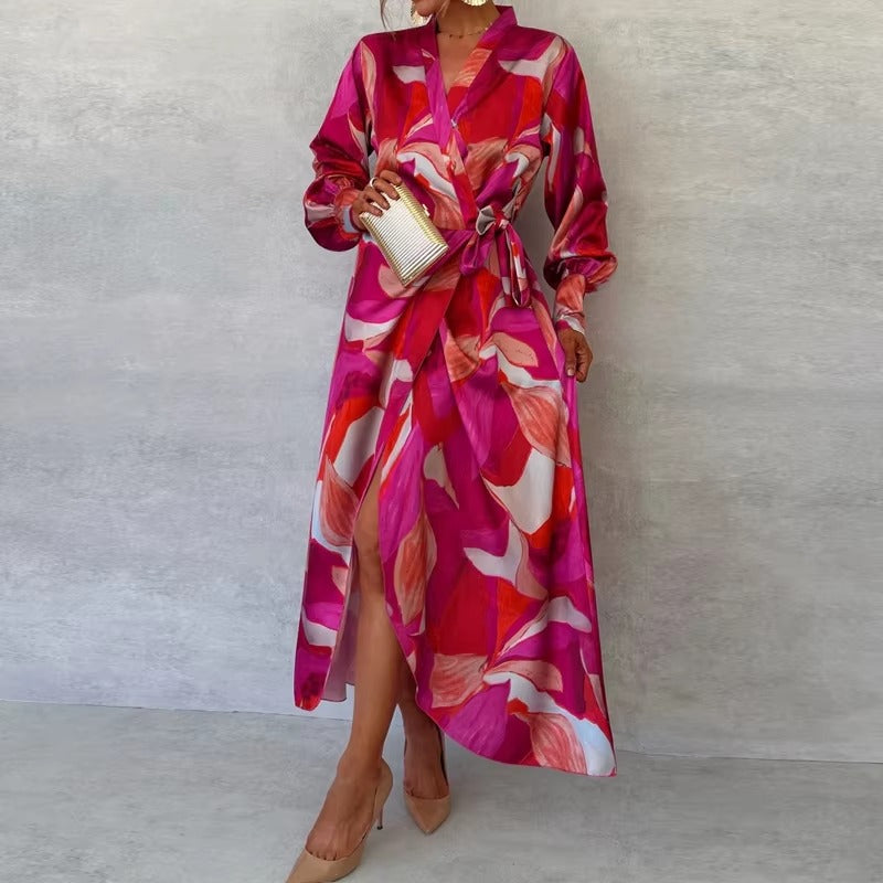 Dettaglio ravvicinato della stampa astratta fucsia e rosso del vestito lungo con pattern geometrico vibrante

