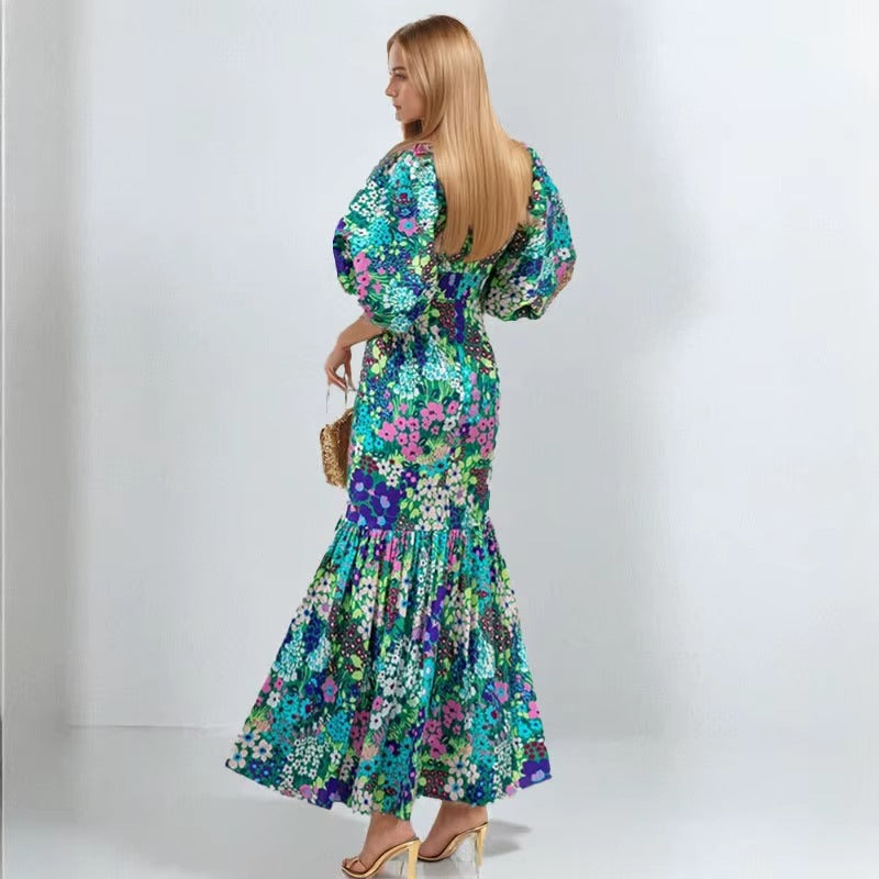 Outfit completo con vestito lungo floreale multicolor, accessori neutri e sandali, look elegante da cerimonia
