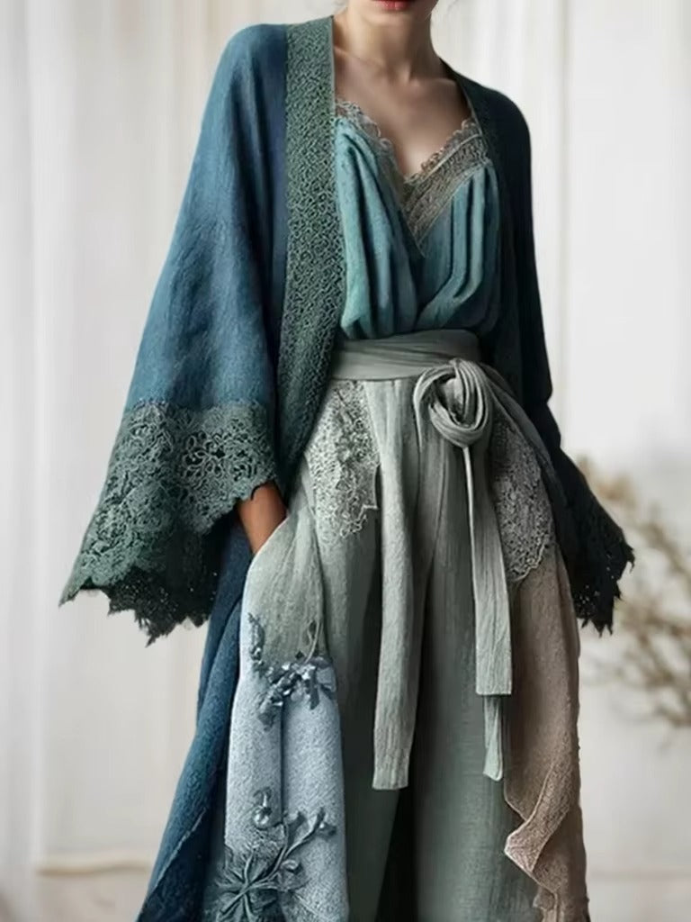 Dettaglio ravvicinato dei bordi in pizzo dello spolverino blu con decorazioni floreali delicate
